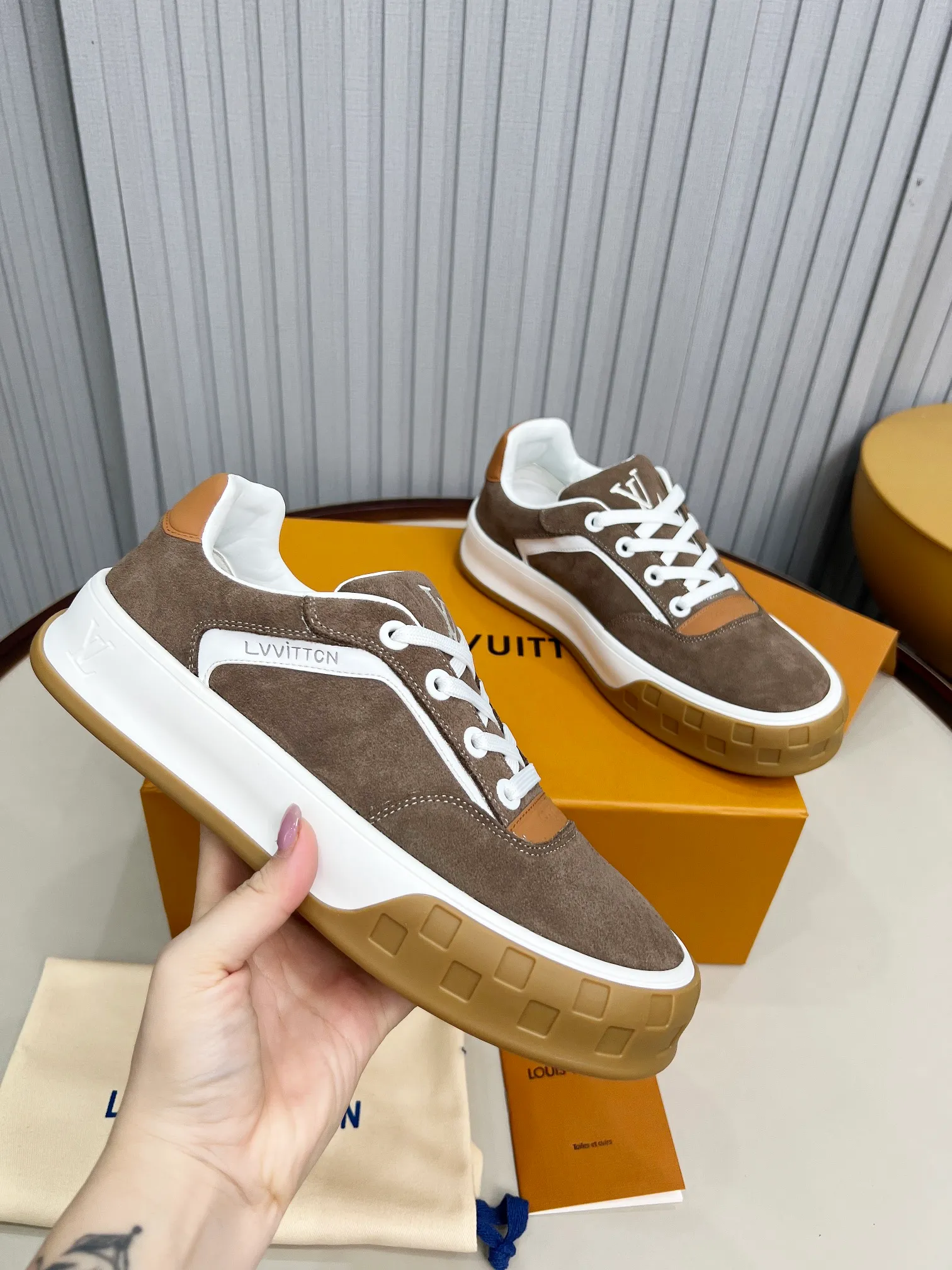 p620💰Men's shoes ❤️❤️❤️Top version LV-Louis Vuitton-Classic catwalk new style Air glue process·Original 1:1 development and reproduction! ! The upper foot is very comfortable. It is made of luxurious materials and fine workmanship. The midsole is printed with English letters "Made in Europe". The upper is made of calfskin imported from Italy. The side is decorated with the brand's LOGO and signature. The latest latex foot pads and mesh lining make the foot feel super comfortable. The original two-color TPU combination outsole is specially provided by the original factory. Bag technology Goodyear stitched edges Fabric: Exclusive custom first-layer cowhide Accessories: Exclusive private model Vuitton logo, lining: Customized silk mesh lining - first-layer silk cowhide lining Outsole: TPU combination outsole wear-resistant, non-slip and anti-yellowing Foot pads: new latex pads-mesh sweat-absorbent Counter technology: fully computerized sewing machine wire drawing Toe box back cover Hot and cold shaping Full set of pull-top last with medium and low logo pattern Code number 39-45